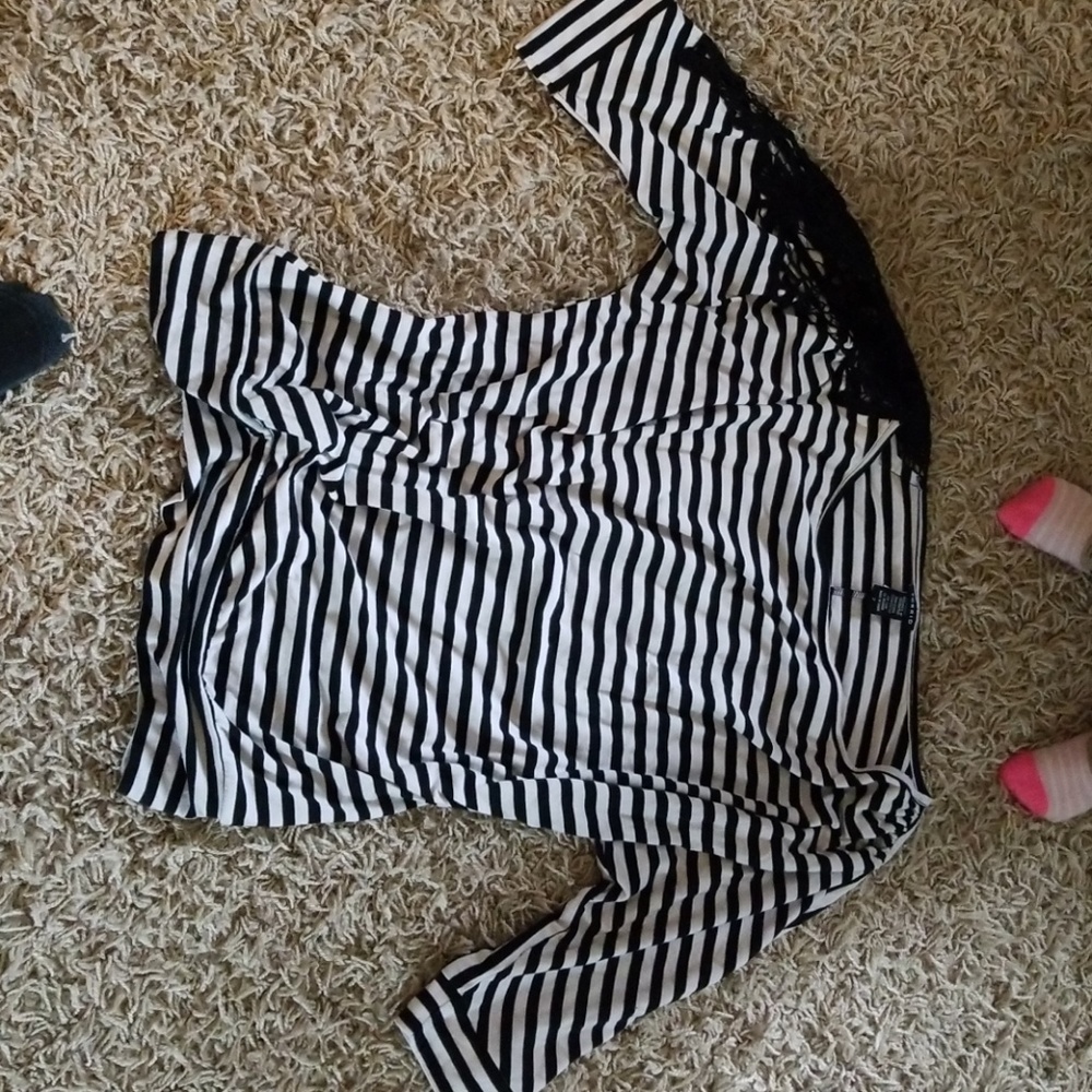 3/4 sleeve torrid top with lace on right shoulder